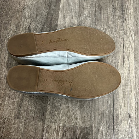Sam Edelman 7.5 Finnegan Silver Flats - Picture 4 of 8